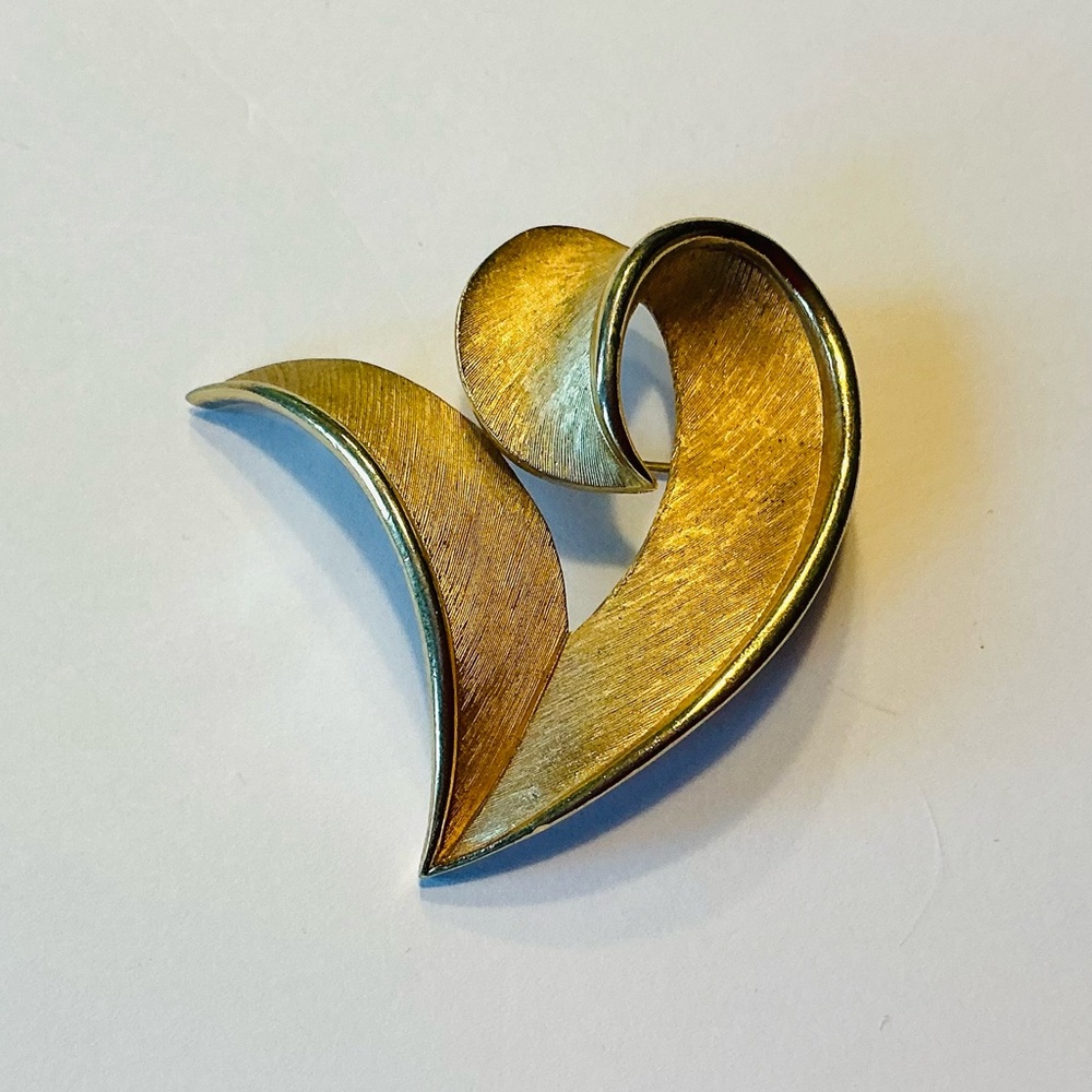 Vintage Crown Trifari Elegant Gold-Toned Brooch